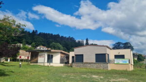Maison de santé des Cévennes lozériennes avec la banderole